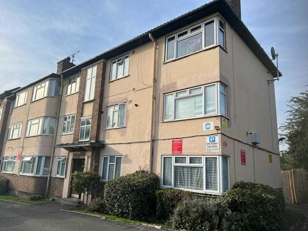Canons Court, Edgware, HA8 2 bed apartment for sale £320,000