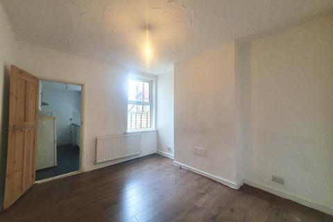 2 bedroom terraced house to rent, Reeves Road, DE23