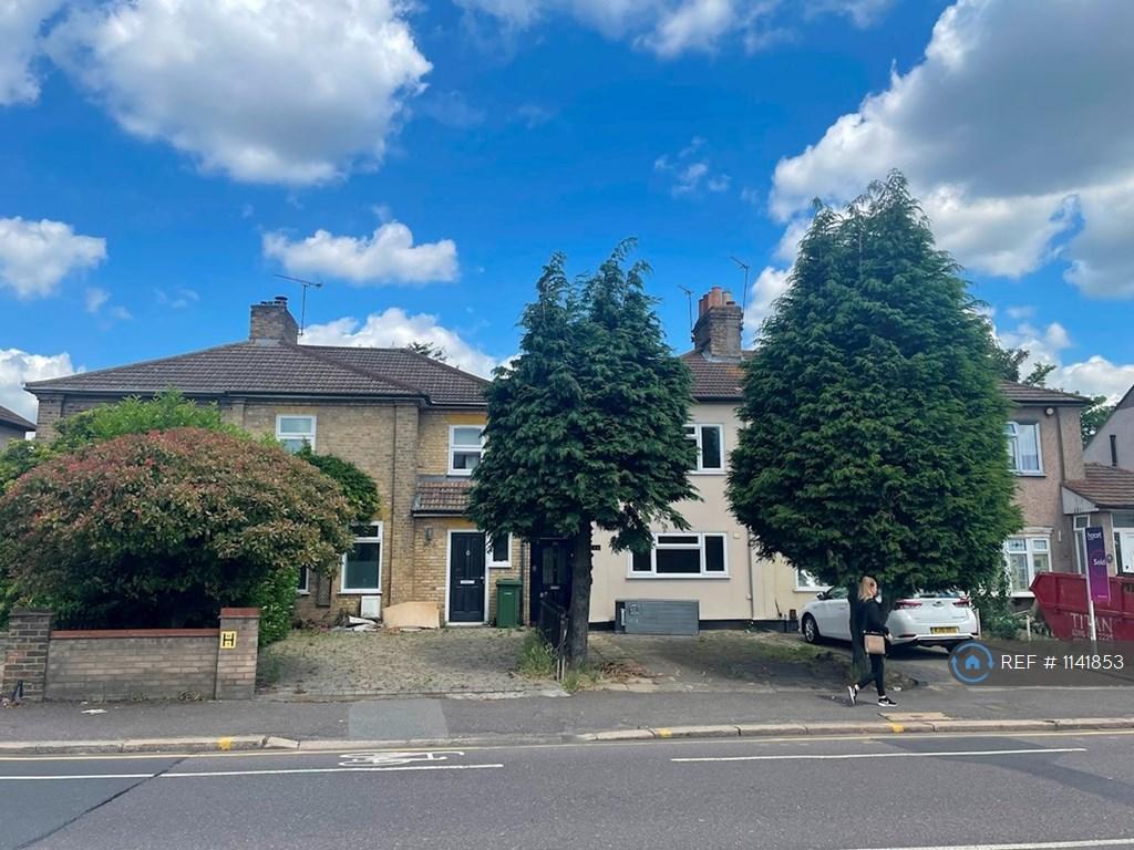 London Road, Romford, Essex, RM7 2 bed end of terrace house £1,800 pcm (£415 pw)