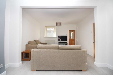 3 bedroom terraced house to rent, Bridgend Road, Llanharan CF72 9RA