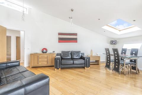 2 bedroom flat for sale - Tregothnan Road, Clapham