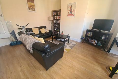 2 bedroom house to rent, Morris View, Leeds