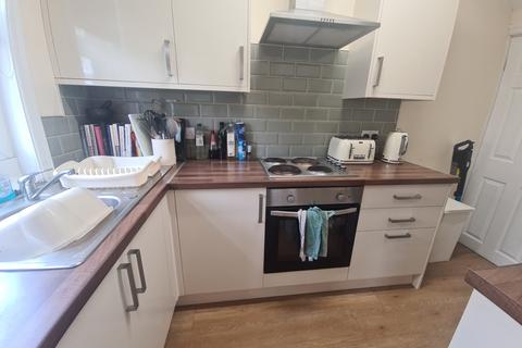 2 bedroom house to rent, Morris View, Leeds