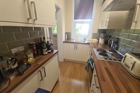 2 bedroom house to rent, Morris View, Leeds