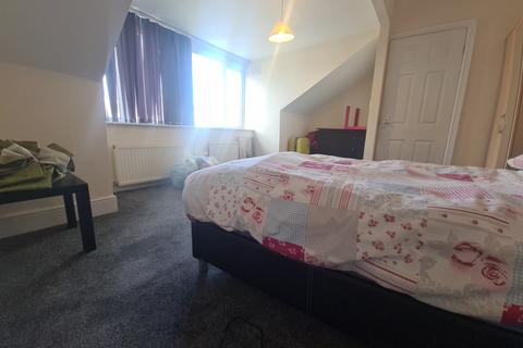 2 bedroom house to rent, Morris View, Leeds