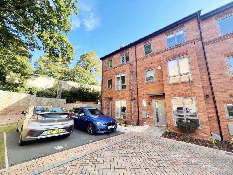 VICTORIA GARDENS, HYDE PARK, LEEDS, LS6 1FH 4 bed townhouse £1,595