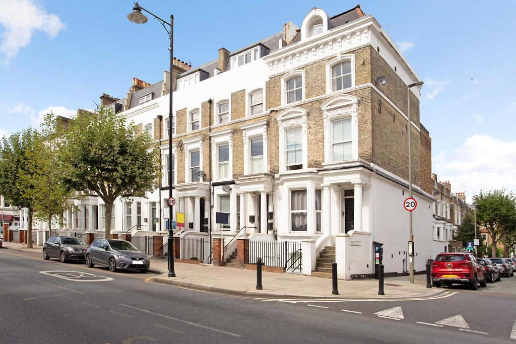 St John's Hill, Clapham Junction SW11 2 bed apartment £3,000 pcm (£