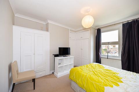 3 bedroom terraced house for sale - Tormount Road, London, SE18 1QD