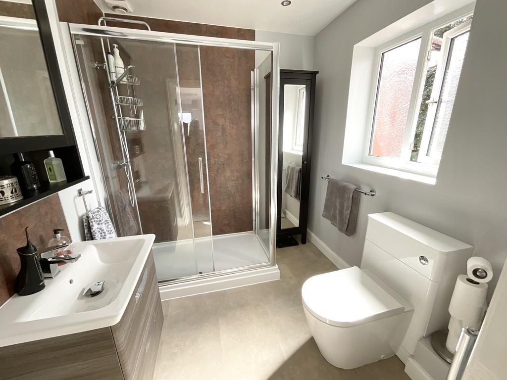 Ensuite to Bedroom 1