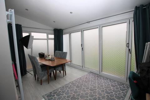 14 Broadfield, High Roding, Dunmow, CM6 1NY