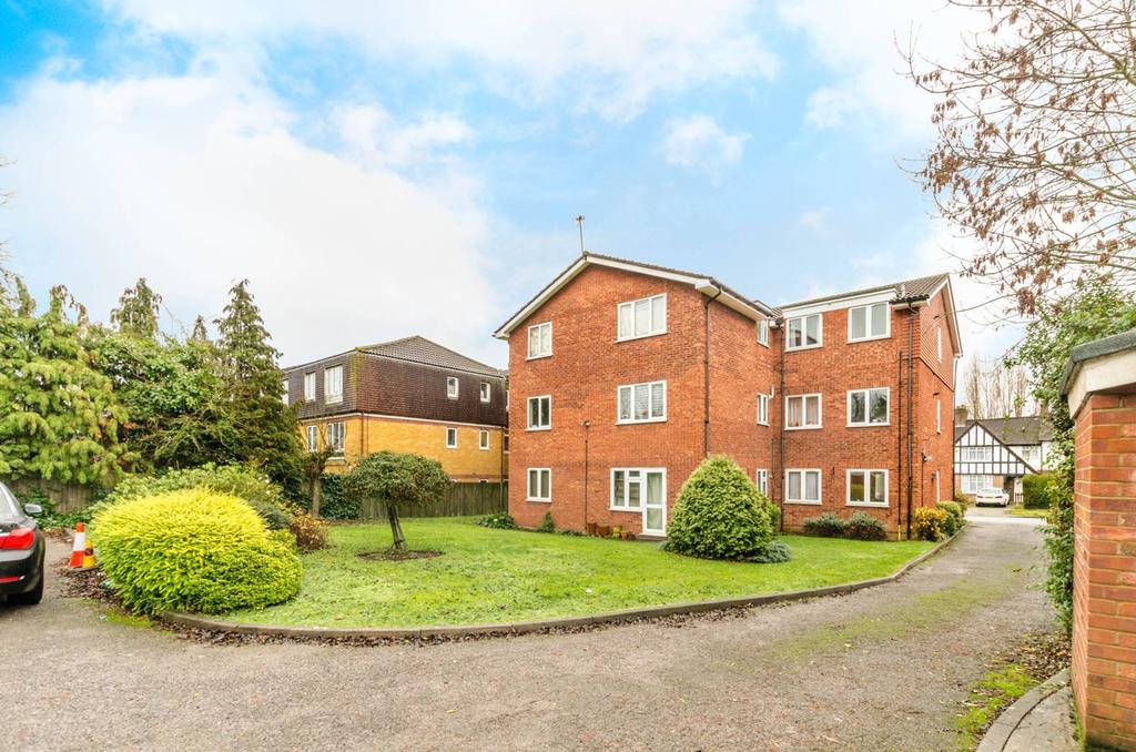 College Hill Road, Harrow Weald... 2 bed flat £1,400 pcm (£323 pw)