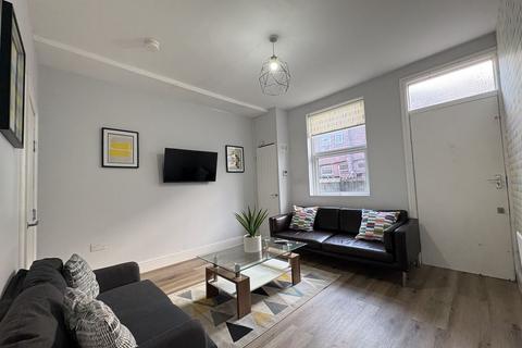 5 bedroom terraced house for sale, School View, Leeds