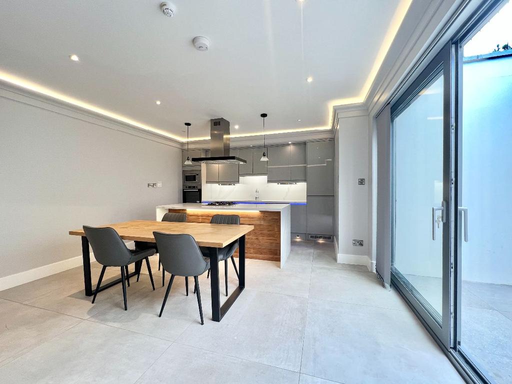 Angles Road, Streatham, SW16 3 bed detached house £2,999 pcm (£692 pw)