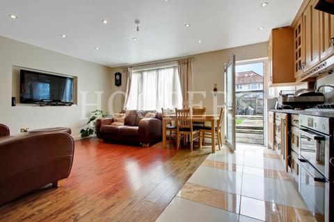4 bedroom end of terrace house for sale - North Circular Road, London, NW2