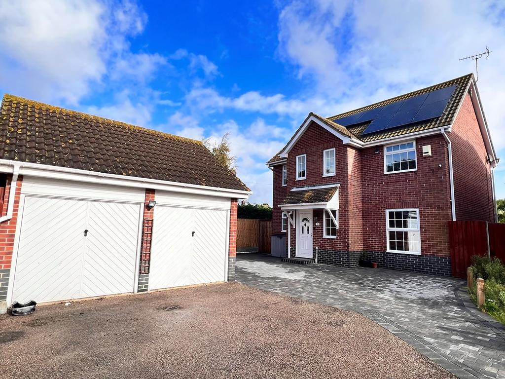 Pevensey Drive, MARTELLO BAY, ClactonOnSea, CO15 4 bed detached house