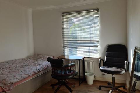 2 bedroom house share to rent, Heather Gardens, Golders Green, London NW11