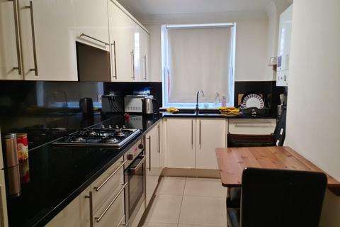 2 bedroom house share to rent, Heather Gardens, Golders Green, London NW11