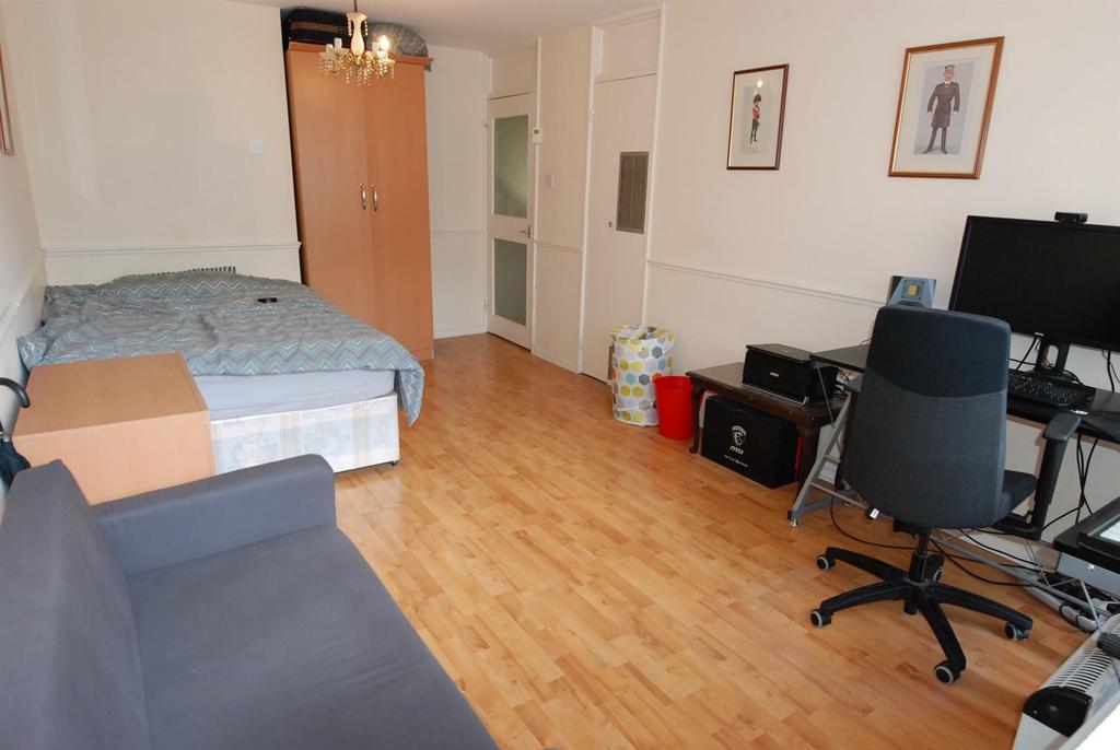 Tayport Close, London 2 bed apartment £500,000