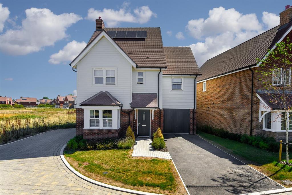 Banks Close, Horley 4 bed detached house £2,800 pcm (£646 pw)