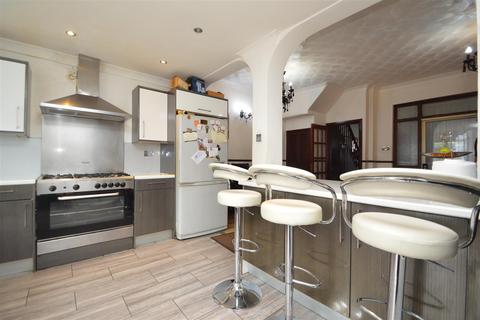 4 bedroom terraced house for sale - Clements Road, London, E6 2DL