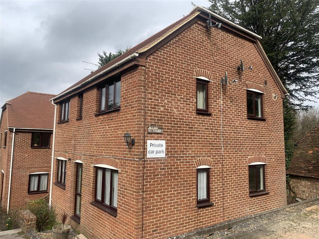 Lower Street, Haslemere 2 bed apartment £232,000
