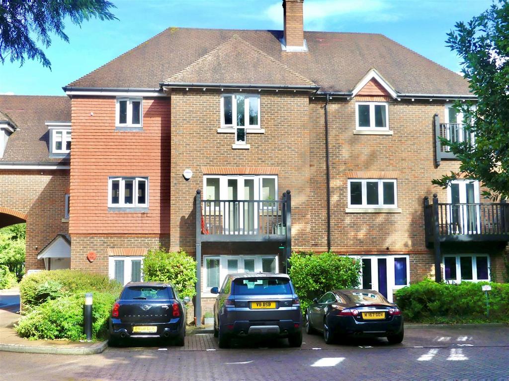 Copthorne Common Road, Copthorne, Crawley 2 bed apartment for sale £
