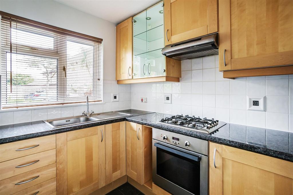 Barnfield Way, Hurst green, Oxted 2 bed terraced house £1,350 pcm (£312 pw)