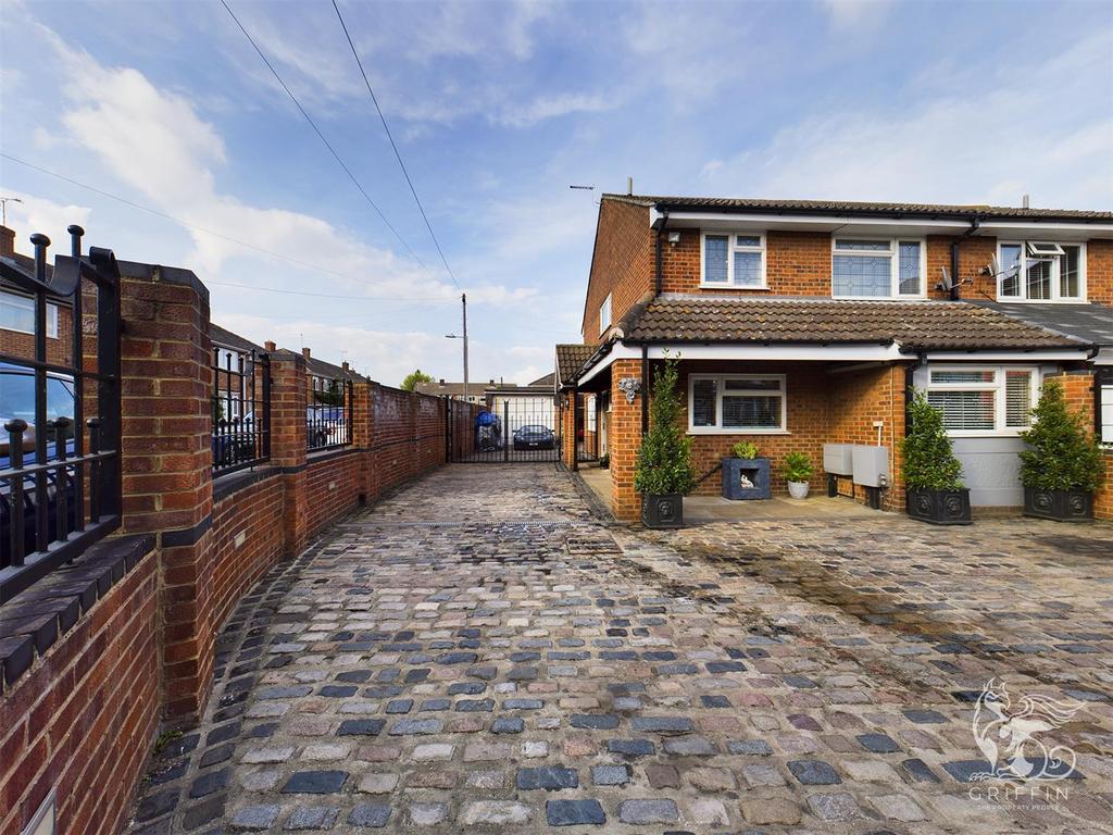 Crescent Avenue, Little Thurrock 4 bed semidetached house £550,000
