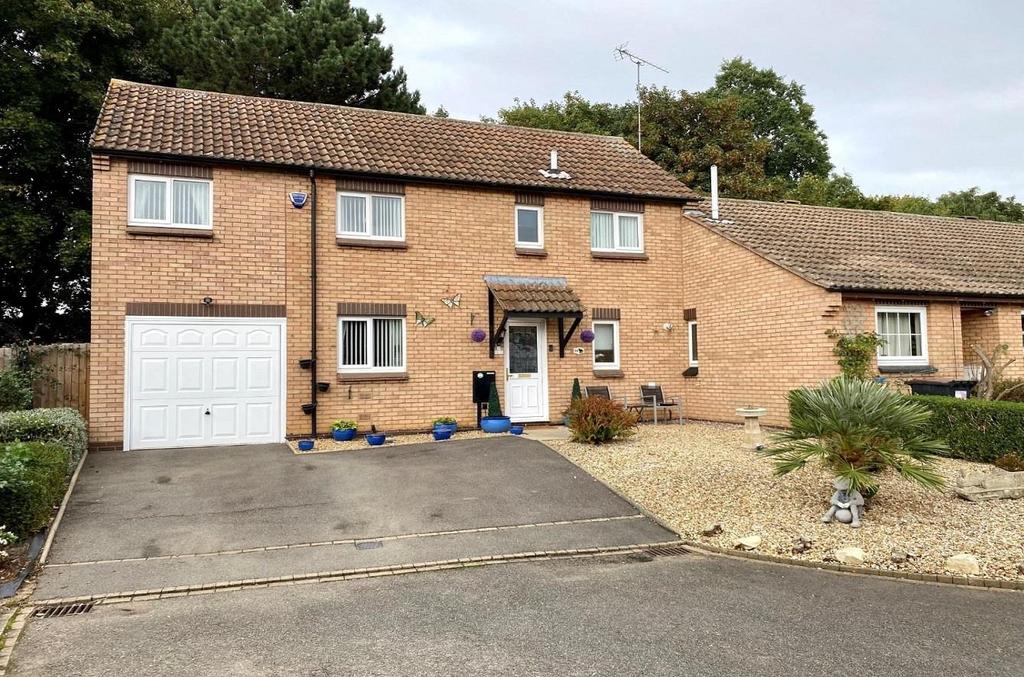 Irondale Close, Danefield, Northampton NN4 3 bed semidetached house