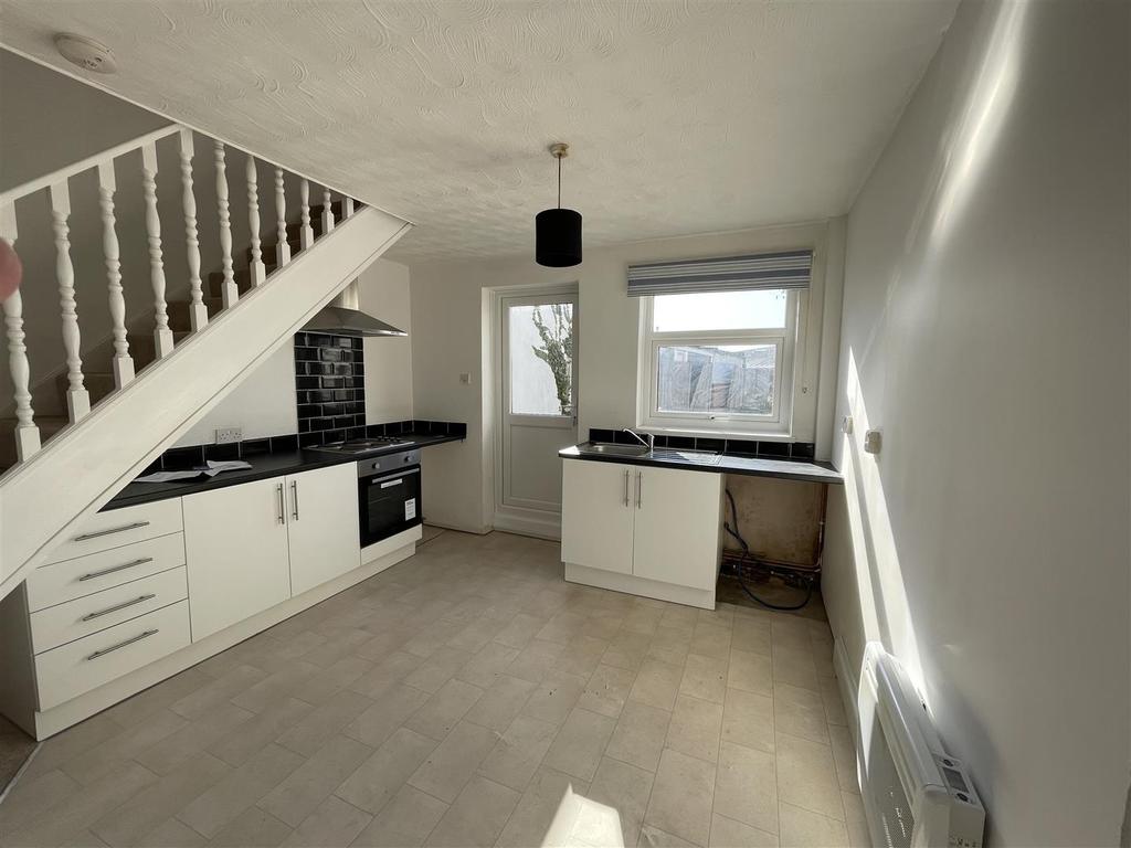 London Road, Grays 2 bed house £1,000 pcm (£231 pw)