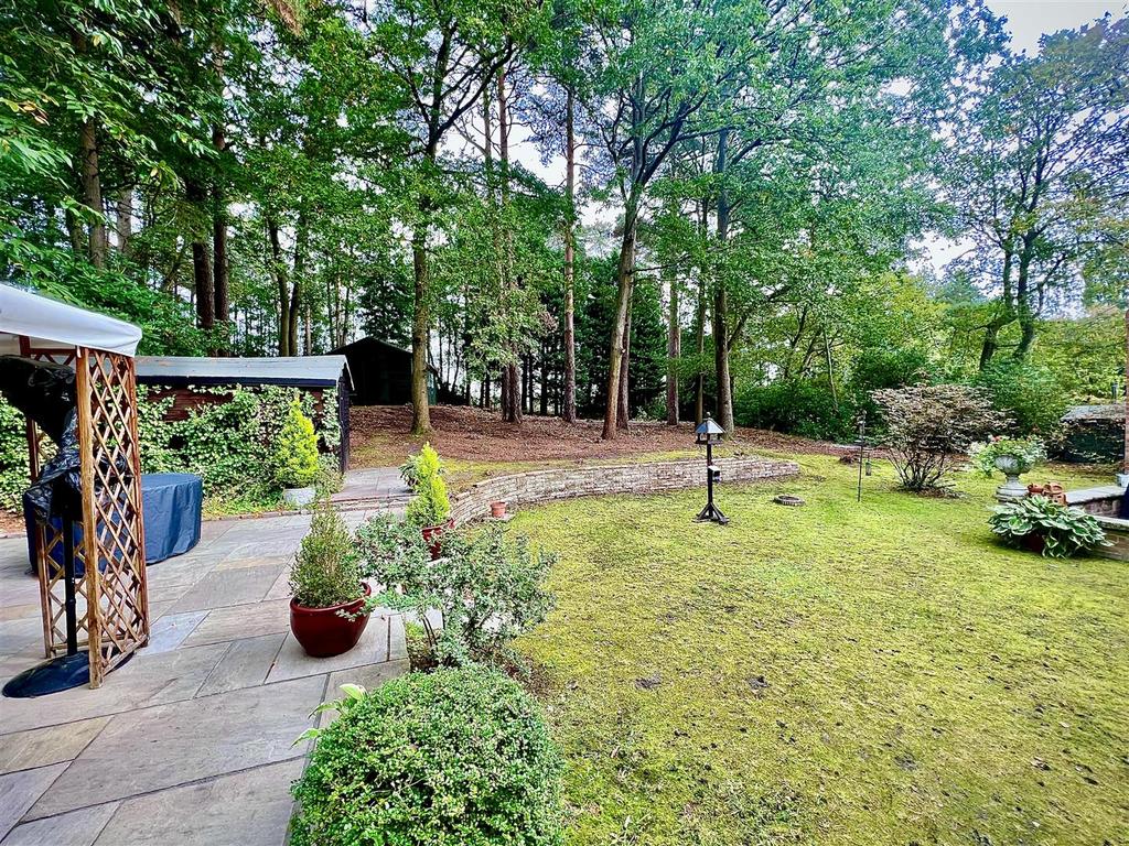 Dukes Covert, Bagshot 5 bed detached house £1,850,000