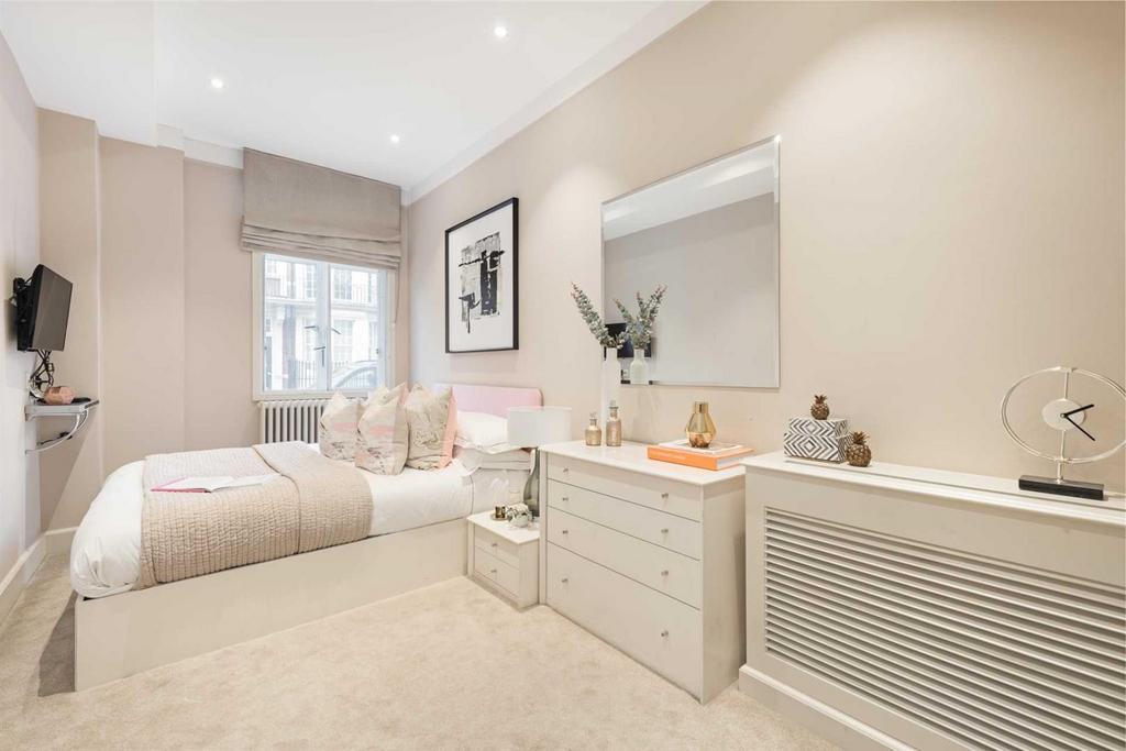 BRYANSTON BED.jpg