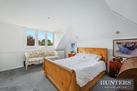 14 Cuddington Avenue, Worcester Park, KT4 7DA