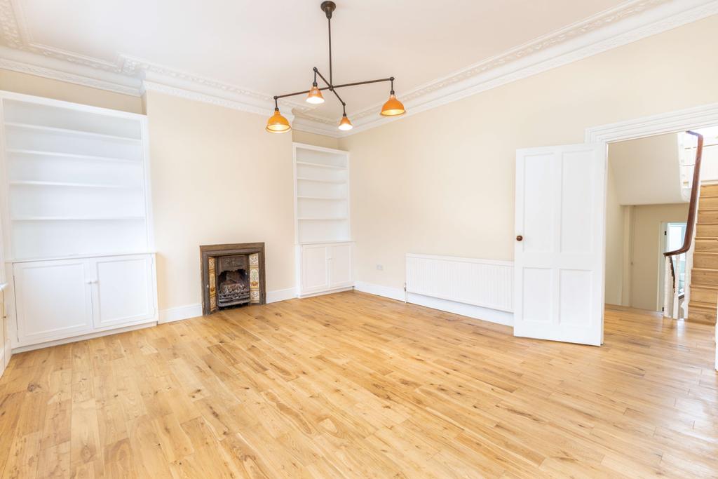 Ramsden Road, Balham, SW12 2 bed duplex £2,492 pcm (£575 pw)