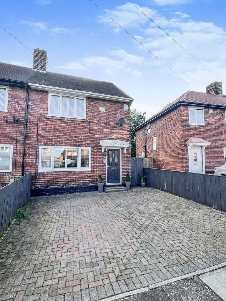 Strawberry Gardens, Wallsend, Tyne... 2 bed semidetached house £130,000