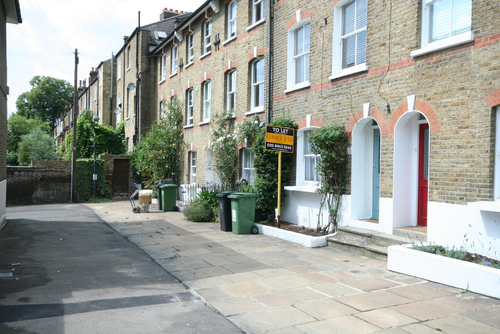 Collins Street, London SE3 2 bed terraced house £2,500 pcm (£577 pw)