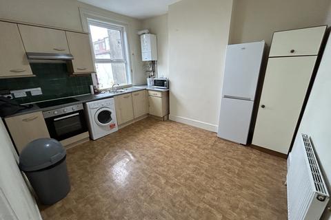 3 bedroom maisonette to rent, North Street, Bedminster BS3