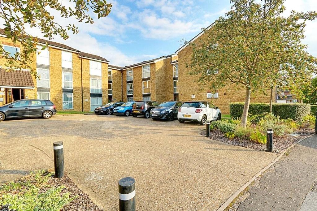 Aylsham Drive, Ickenham, UB10 2 bed apartment £1,250 pcm (£288 pw)