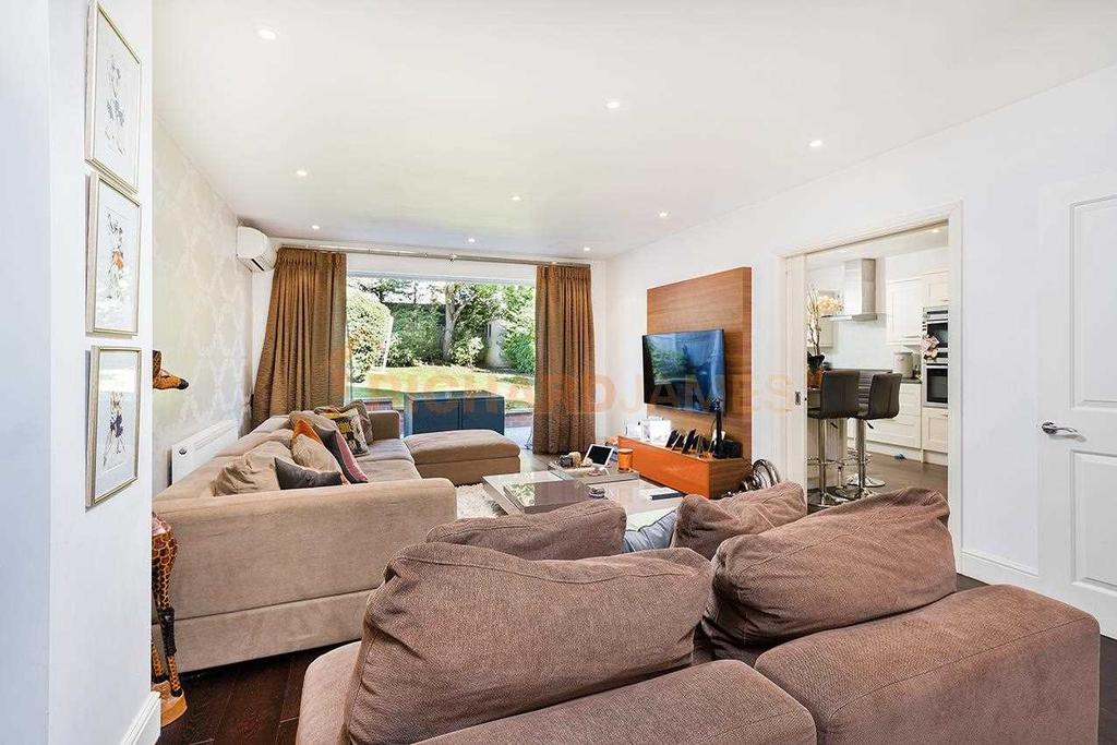 Uphill Grove, Mill Hill 4 bed detached house £4,250 pcm (£981 pw)