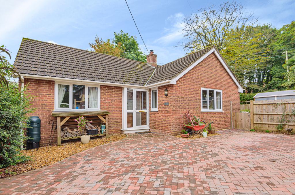 Folly Field, Waltham... 2 bed bungalow £1,350 pcm (£312 pw)