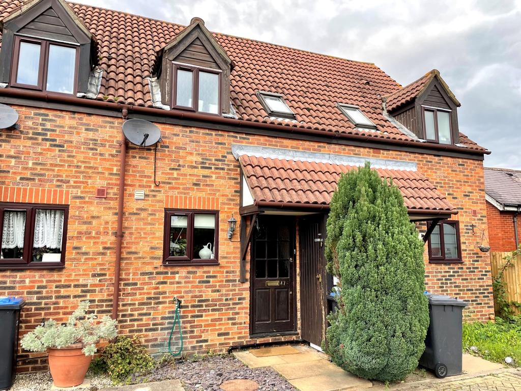 Denham Road, Egham, Surrey, TW20 2 bed terraced house £350,000