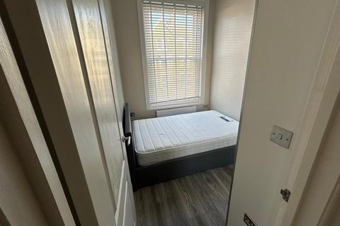 1 bedroom flat to rent, Cleve Road, South Hampstead NW6