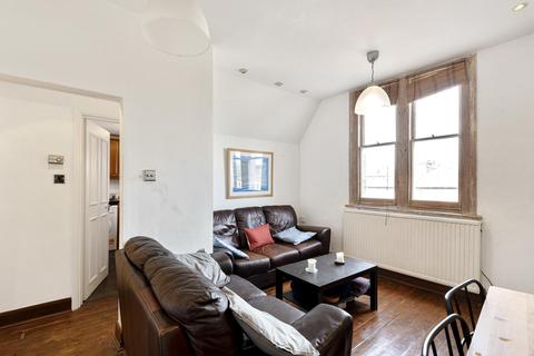 3 bedroom flat for sale - Chelsham Road, Clapham