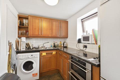 3 bedroom flat for sale - Chelsham Road, Clapham