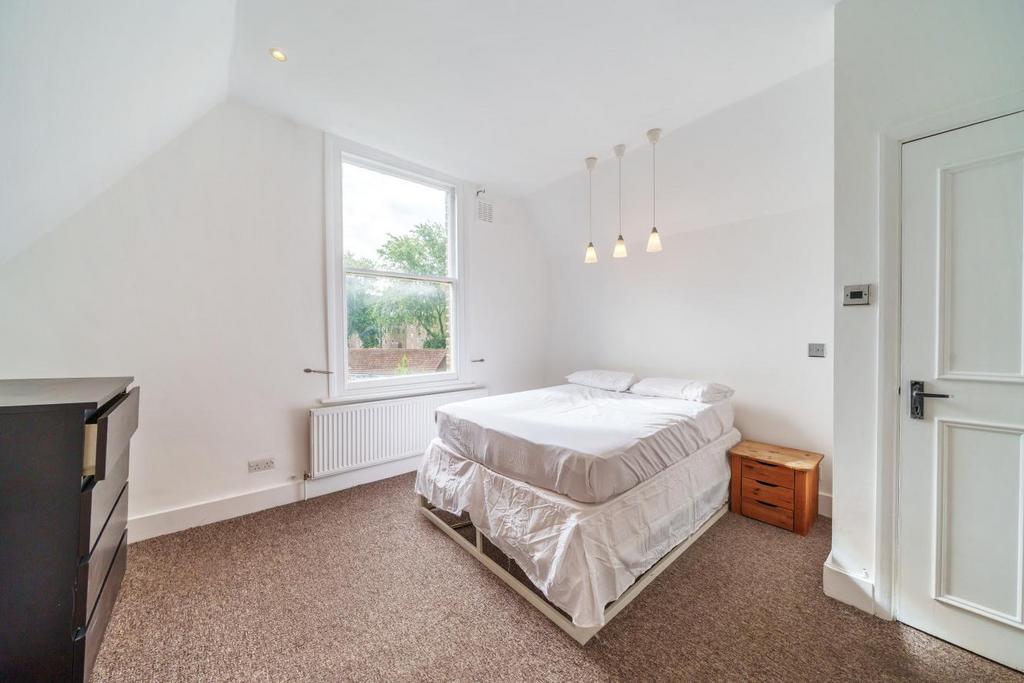 Chelsham Road, Clapham 3 bed flat for sale £575,000