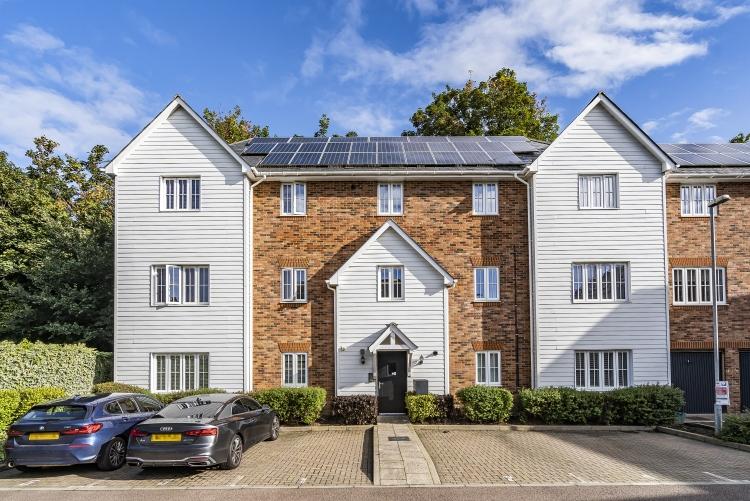 Chalk Pit Avenue Orpington BR5 1 bed flat £1,250 pcm (£288 pw)