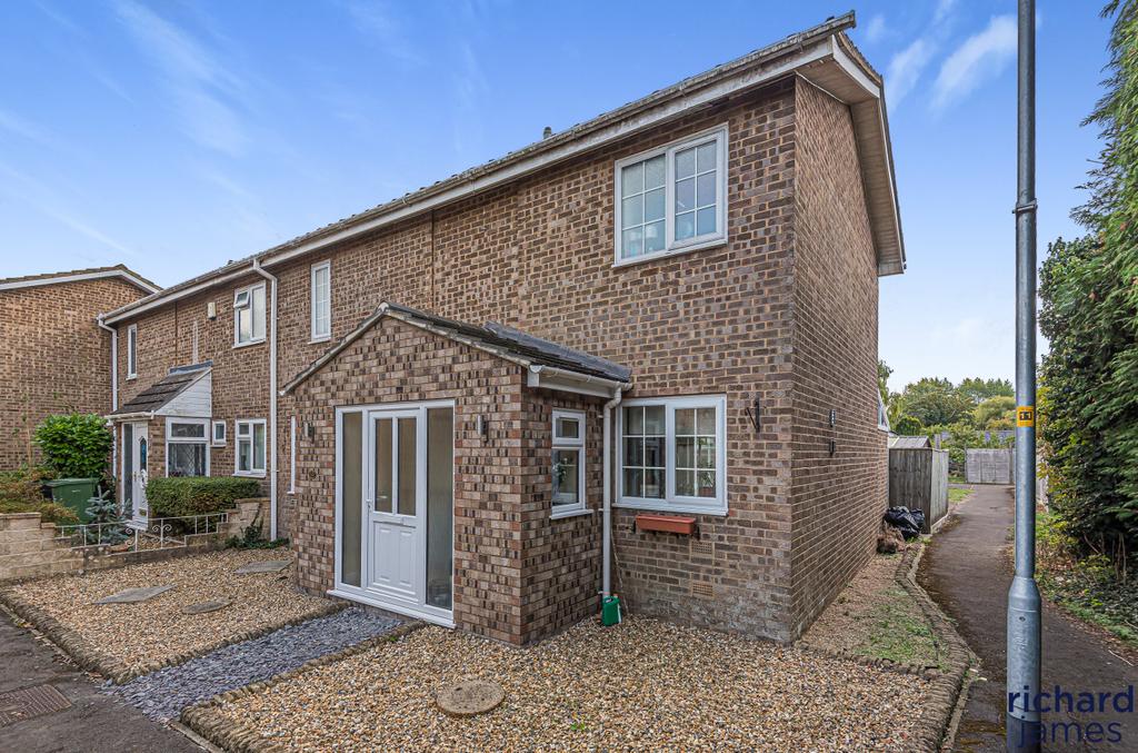 Pound Close, Lyneham, SN15 3 bed end of terrace house £250,000