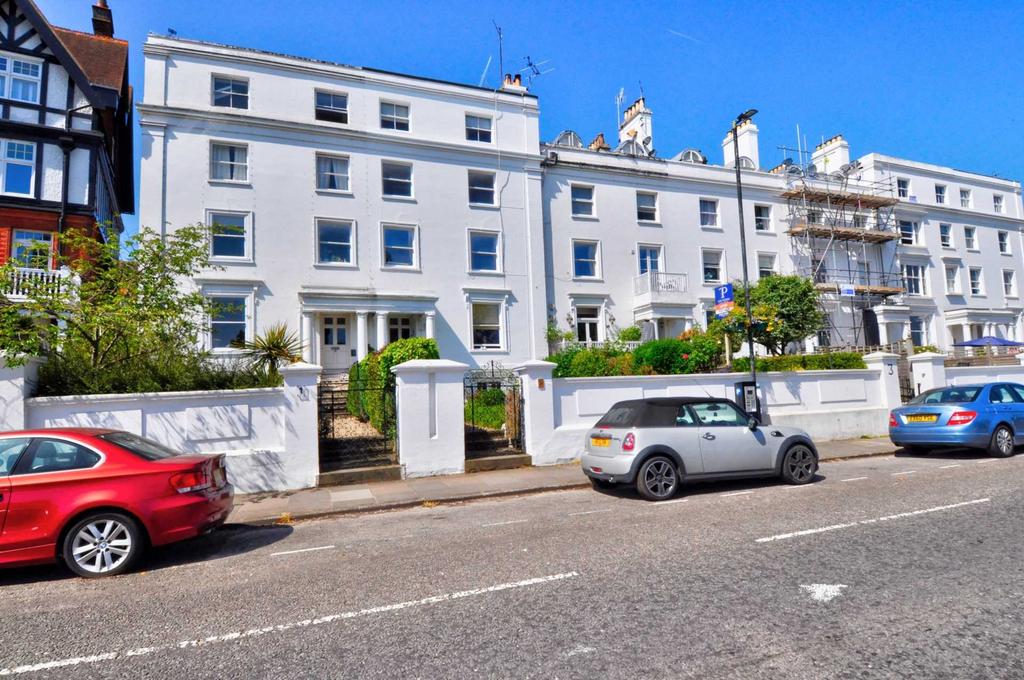 River Terrace, Henley On Thames 2 bed apartment £1,750 pcm (£404 pw)