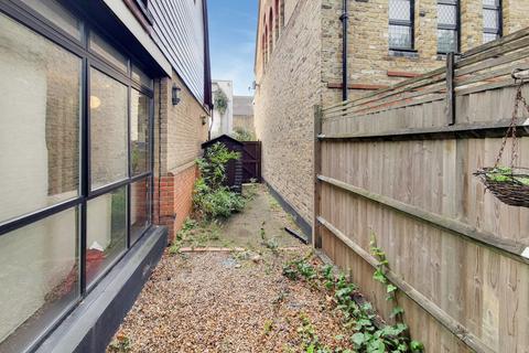 3 bedroom semi-detached house to rent - Rush Common Mews, London, SW2