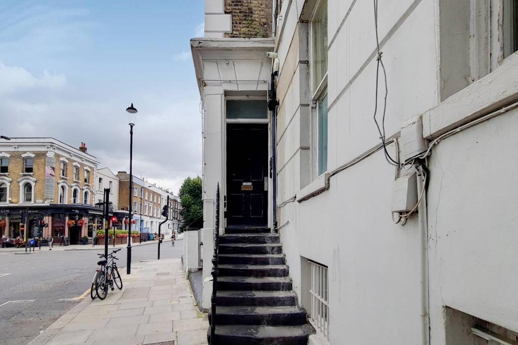 Ladbroke Grove, Notting Hill, London... Studio £3,142 pcm (£725 pw)